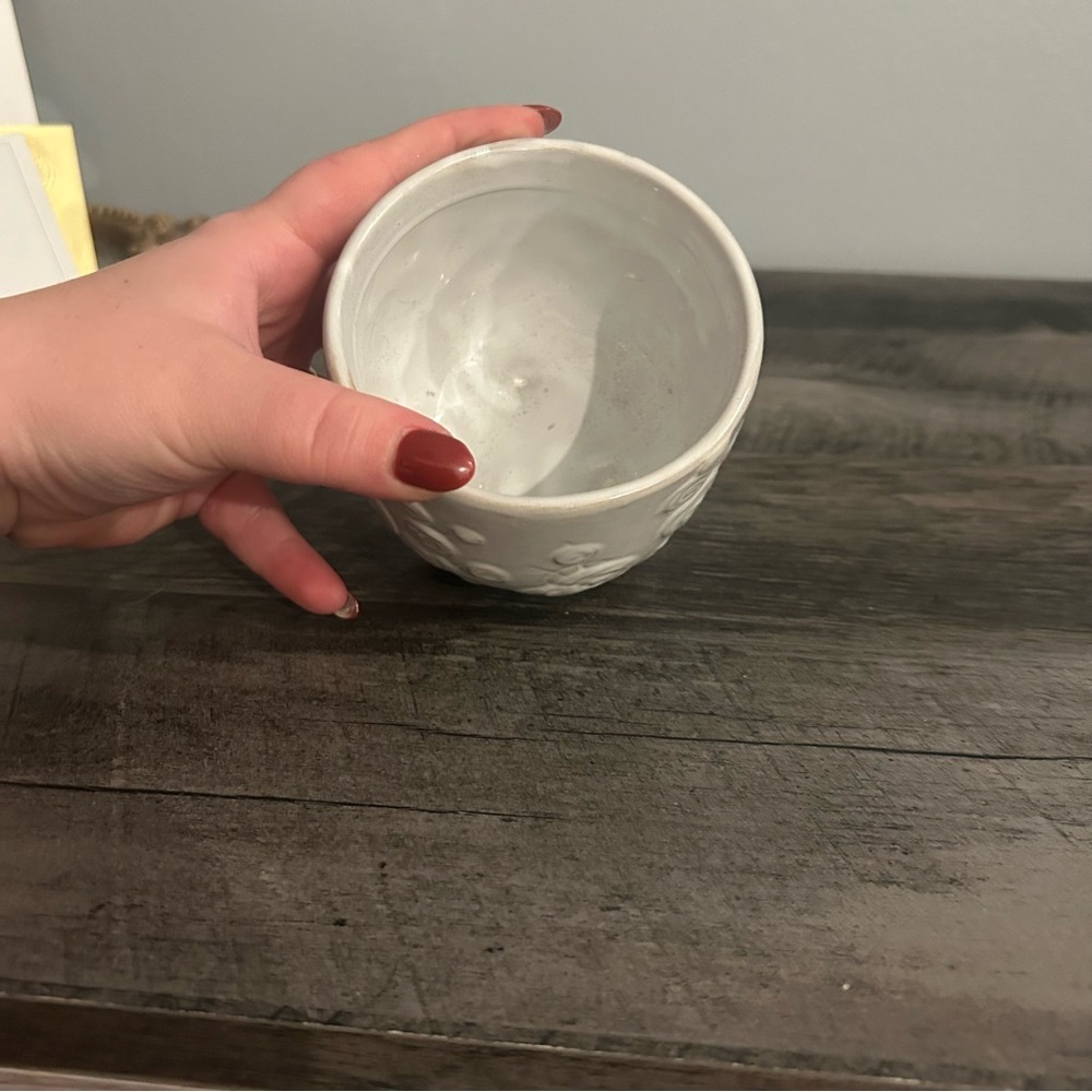 White Paisley floral embossed farmhouse style planter pot - Picture 5 of 5